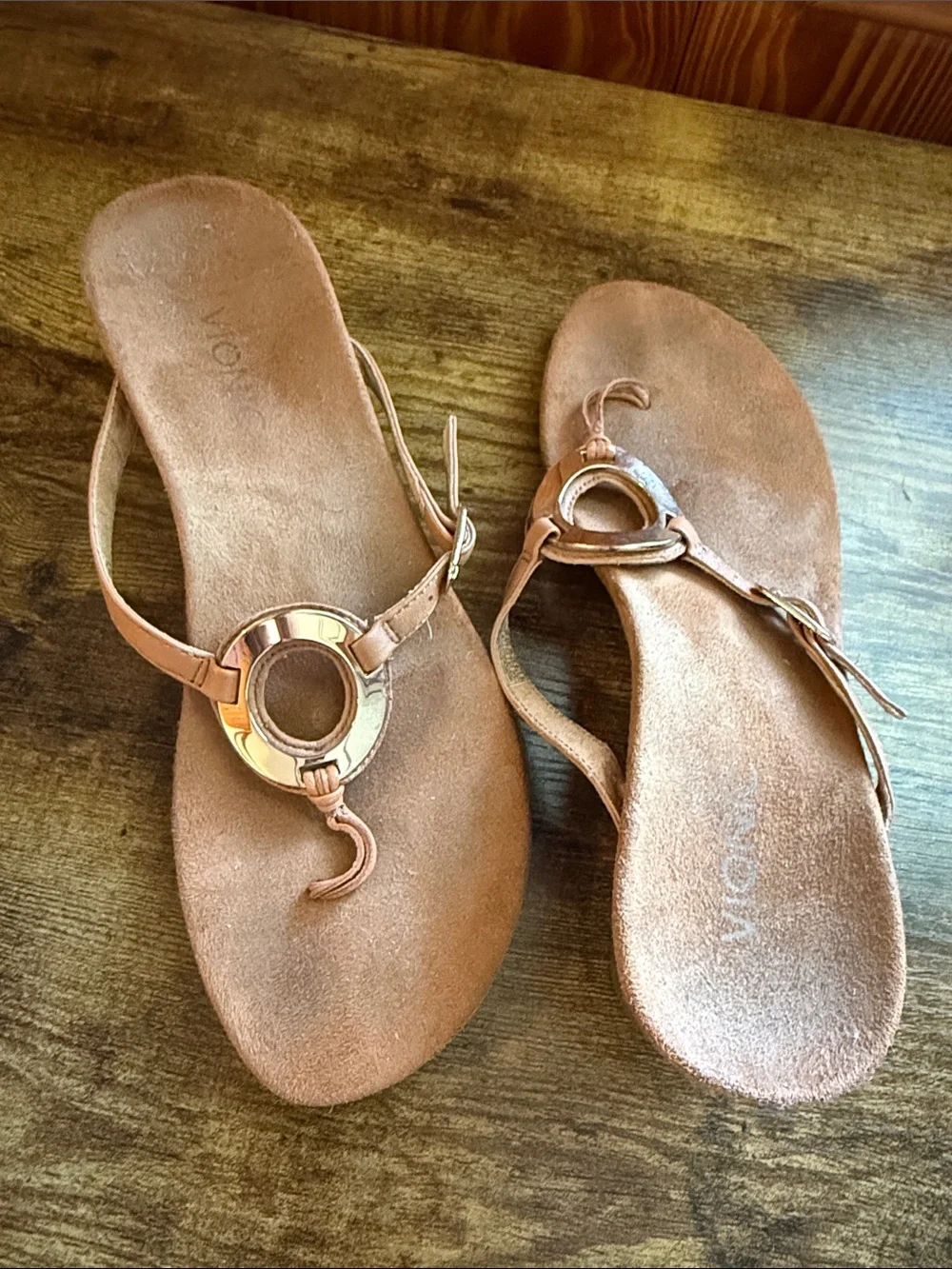 Vionic Brown Leather Ring-Detail Thong Sandals